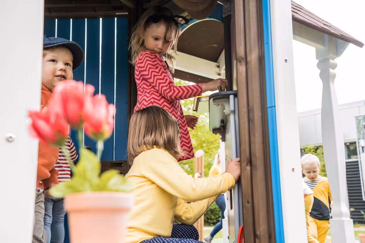Zwei Kinder spielen in der Küche – Kreatives Rollenspiel im Moomin-Haus.