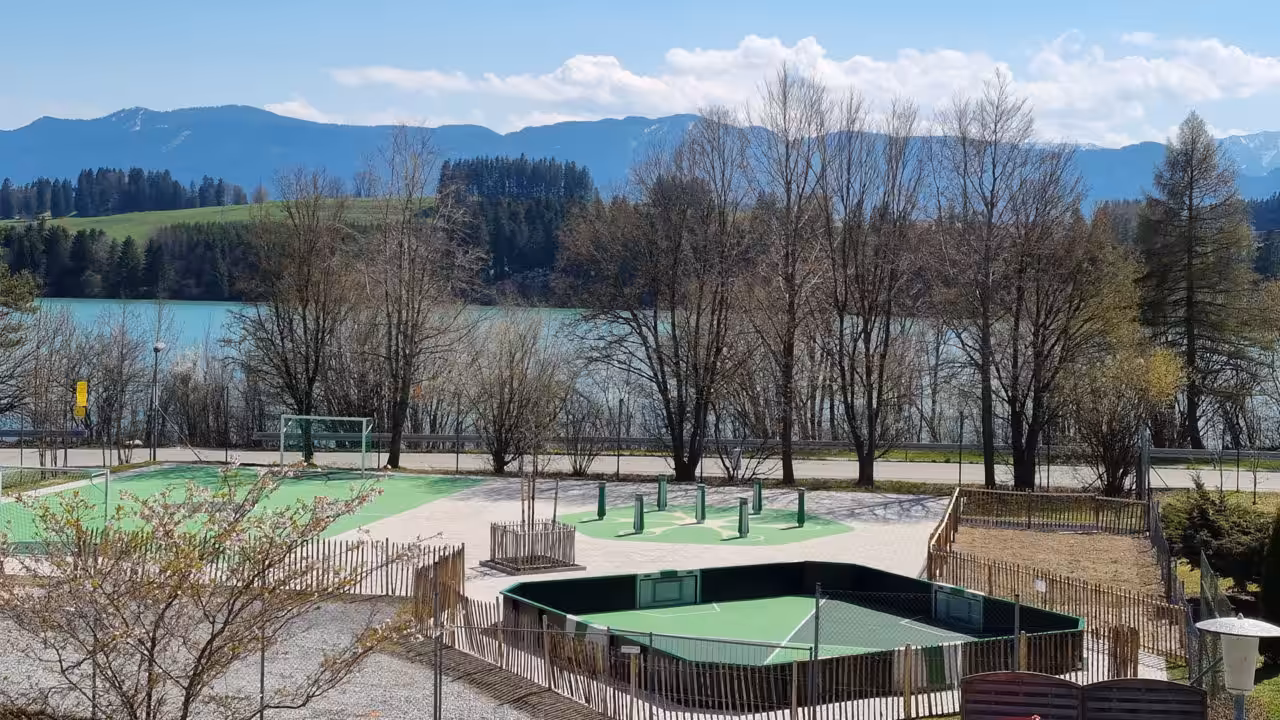 Der Tennisplatz ist verschiedenen sportlichen und spielerischen Herausforderungen gewichen
