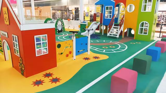 Viel Platz für Klettern, Rutschen und Lachen – der perfekte Ort für aktive Kinder.