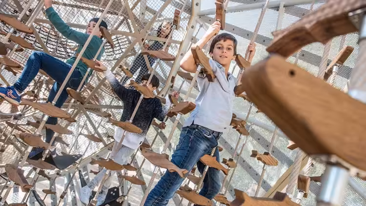 Spielvergnügen für Jung und Alt: Entdecken Sie unseren einzigartigen Spielplatz!