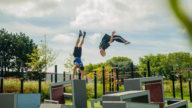 Herausforderungen meistern: Ein Parkour-Athlet überwindet mit Leichtigkeit verschiedene Hindernisse auf seinem Weg.