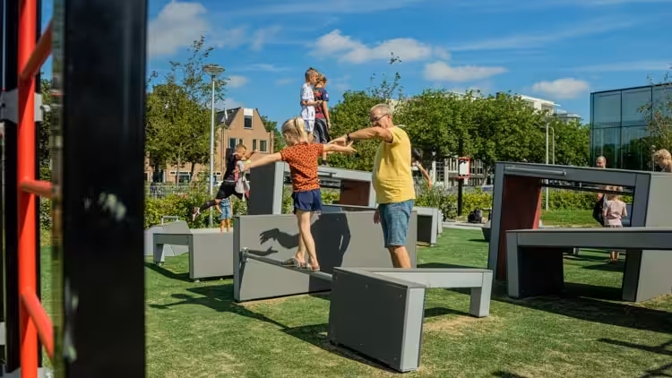 Gemeinschaft und Zusammenhalt: Parkour-Gruppen trainieren zusammen und unterstützen sich gegenseitig.