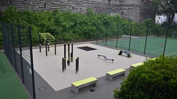 Calisthenics an der alten Stadtmauer: Dein Outdoor-Fitnesserlebnis mitten im historischen Köln.