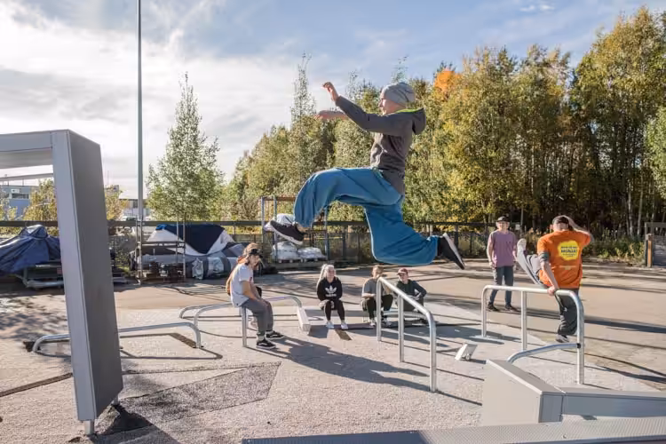Urbanes Abenteuer: Parkour-Enthusiasten erkunden die Stadt mit atemberaubender Geschicklichkeit.