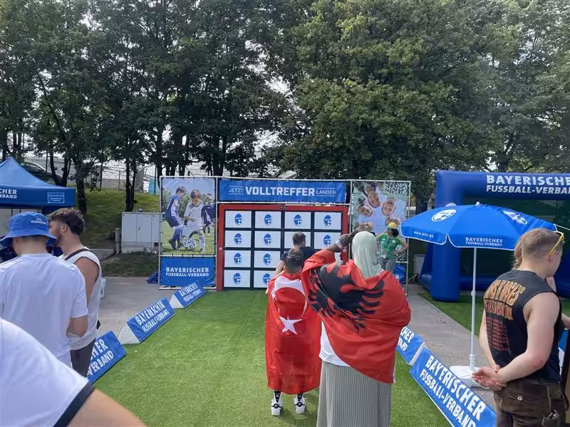 Fans testen ihre Schussgenauigkeit an der interaktiven Lappset Sutu Torwand in der Fan-Zone.