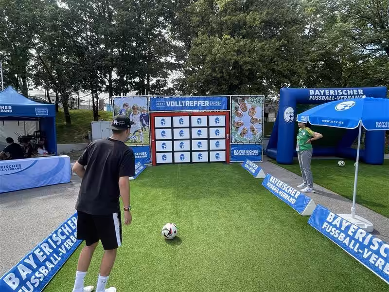 Kinder und Erwachsene gleichermaßen genießen das interaktive Spielerlebnis der Sutu Torwand.