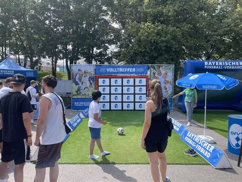 Ein aufregendes Fußballerlebnis – Fans aus allen Altersgruppen an der Sutu Torwand.