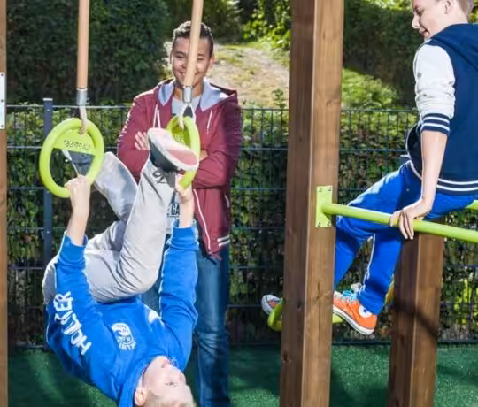 Starte dein Abenteuer auf einem barrierefreien Spiel- und Sportplatz!
