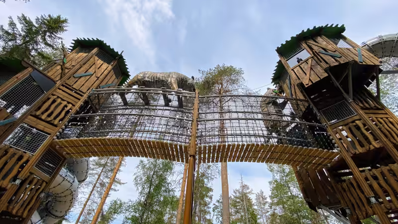 Spielen und Lernen: Der Spielplatz bietet interaktive Elemente, die Kinder über die majestätischen Tiger und ihre Lebensweise informieren.