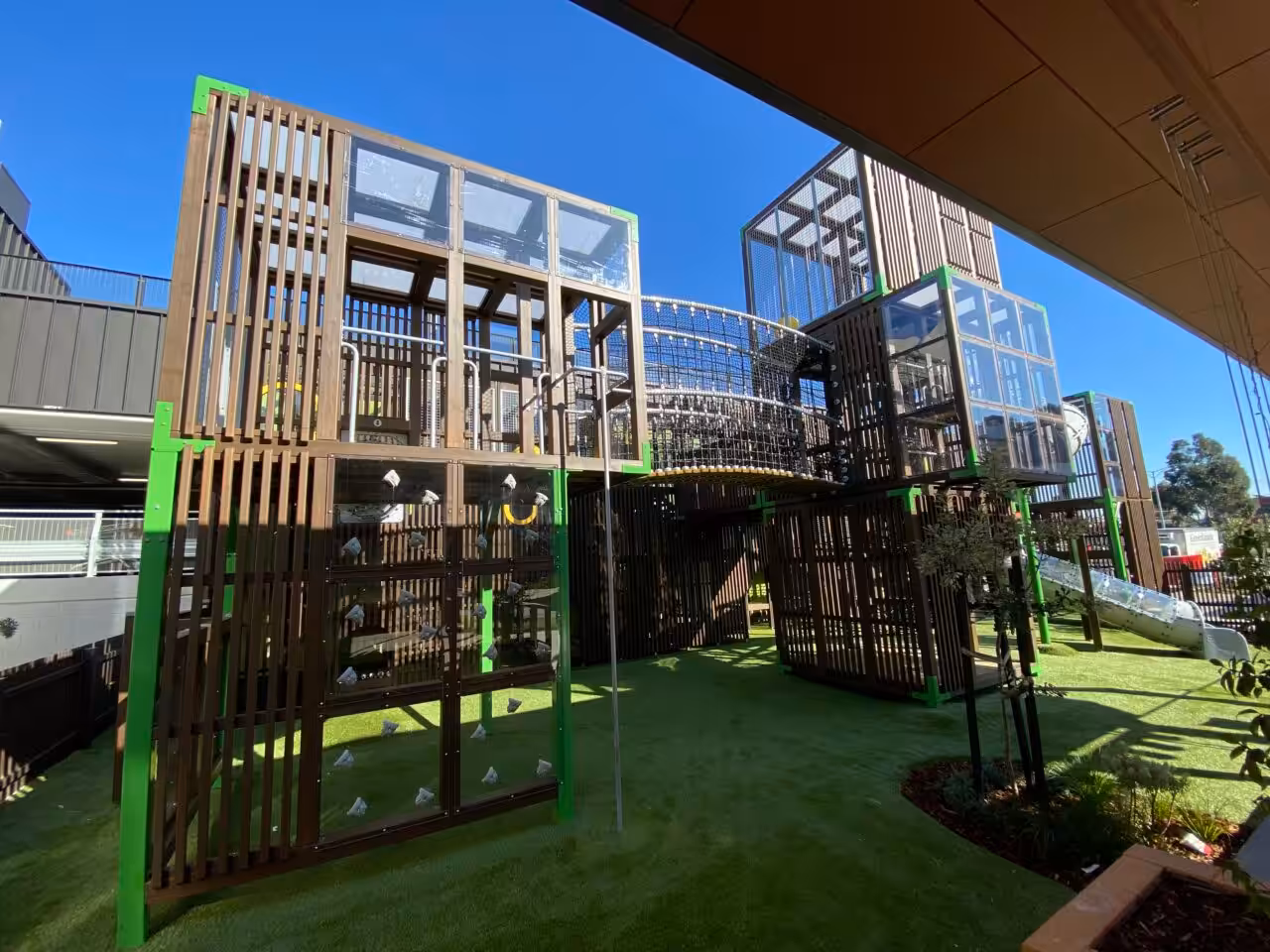 Kreatives Design: Der farbenfrohe und fantasievolle Happy Camp Spielplatz im Karingal Hub regt die Kreativität der Kinder an und bietet endlosen Spielspaß.