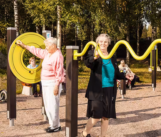 Aktiv im Alter: Senioren genießen ihr Training an den Lappset Fitnessgeräten im Freien.