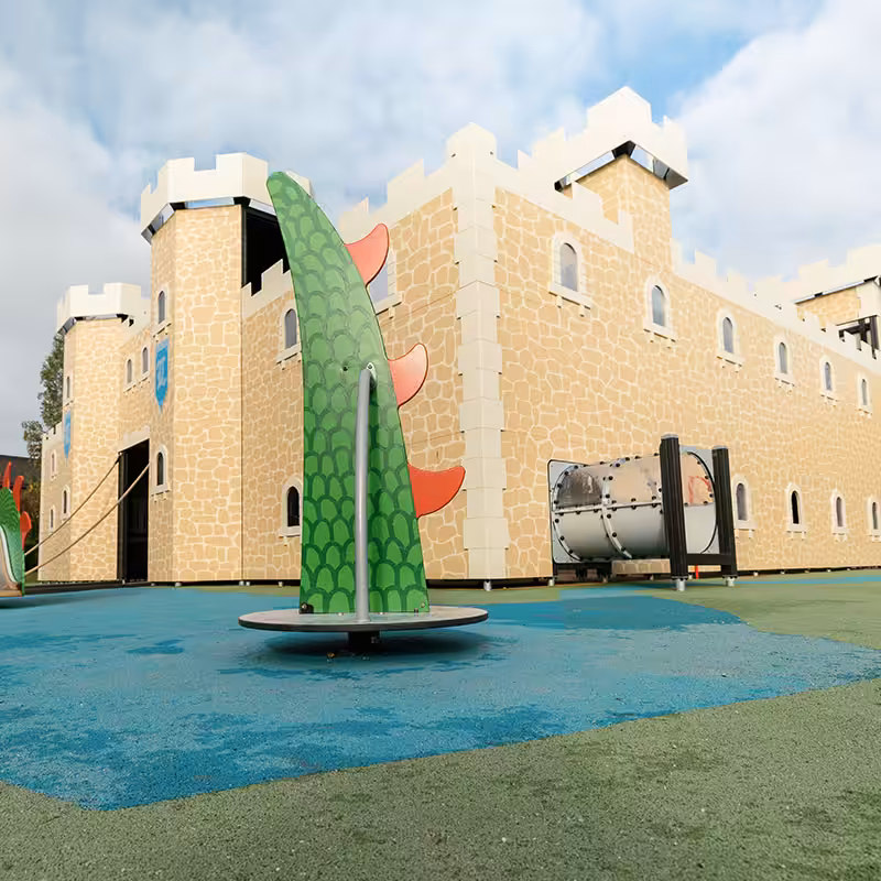 Gemeinschaft und Spaß: Familien genießen gemeinsame Zeit auf dem Schloss-Themen-Spielplatz und schaffen unvergessliche Erinnerungen.