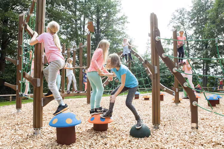 Natürlich klettern und spielen Mit den Flora-Spielgeräten können Kinder spielerisch ihre motorischen Fähigkeiten entwickeln.