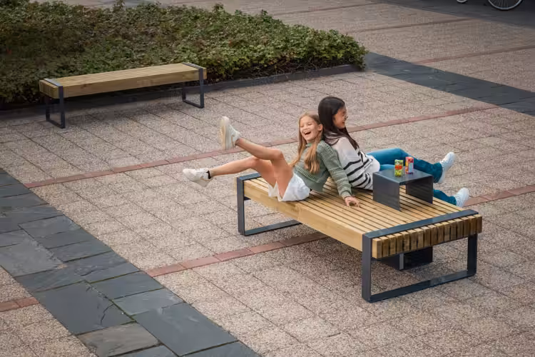 Zeitloses Design trifft Nachhaltigkeit – Die Momentum-Möbelkollektion wertet urbane Räume stilvoll auf.