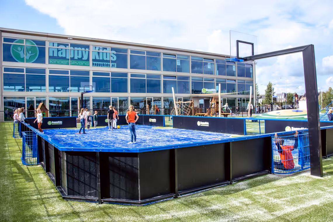 Maßgeschneiderte Sportfelder für jede Umgebung – Boarding-Sportfelder von LappsetSports sind individuell gestaltbar und passen perfekt zu deinen Anforderungen.