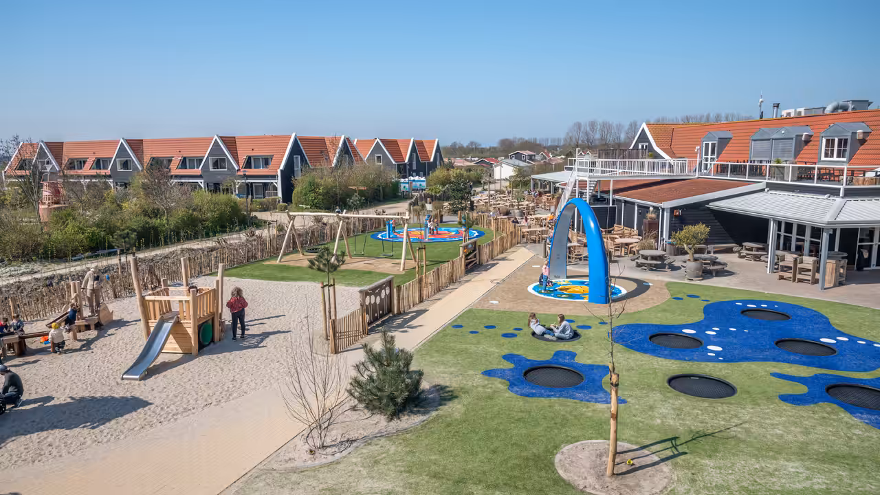 Strandabenteuer beginnen hier – Der Spielplatz am Strandpark De Zeeuwse Kust verbindet Natur und Spielspaß für die ganze Familie.