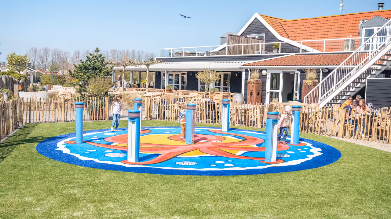 Unvergessliche Urlaubsmomente – Der Spielplatz ist ein Highlight für Kinder und ein Treffpunkt für Familien.