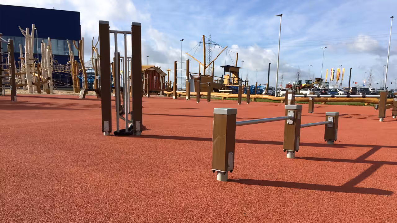 Gemeinschaftlich stark: Sportbegeisterte kommen auf dem Outdoor Crossfit Sportplatz bei IKEA Kaarst zusammen, um ihre Fitnessziele zu erreichen.