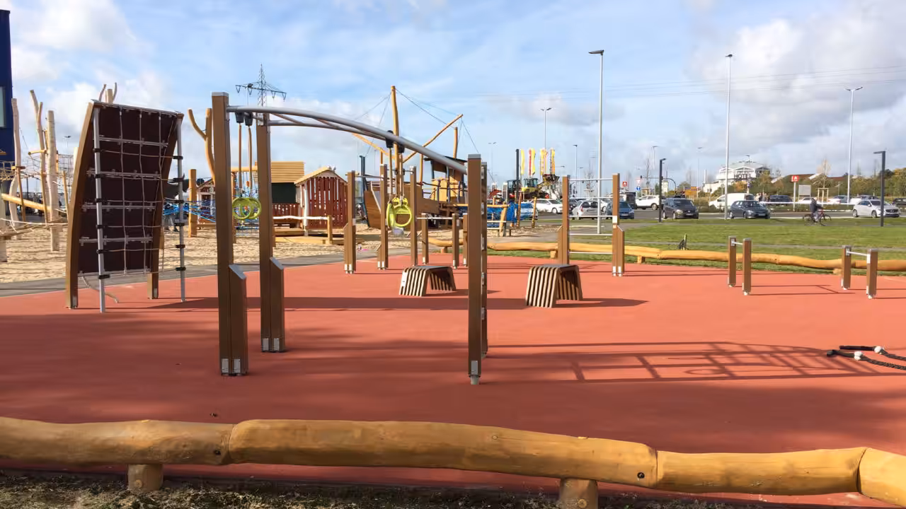 Fitness unter freiem Himmel: Der Crossfit Sportplatz bietet vielseitige Trainingsmöglichkeiten und frische Luft für ein einzigartiges Workout-Erlebnis.