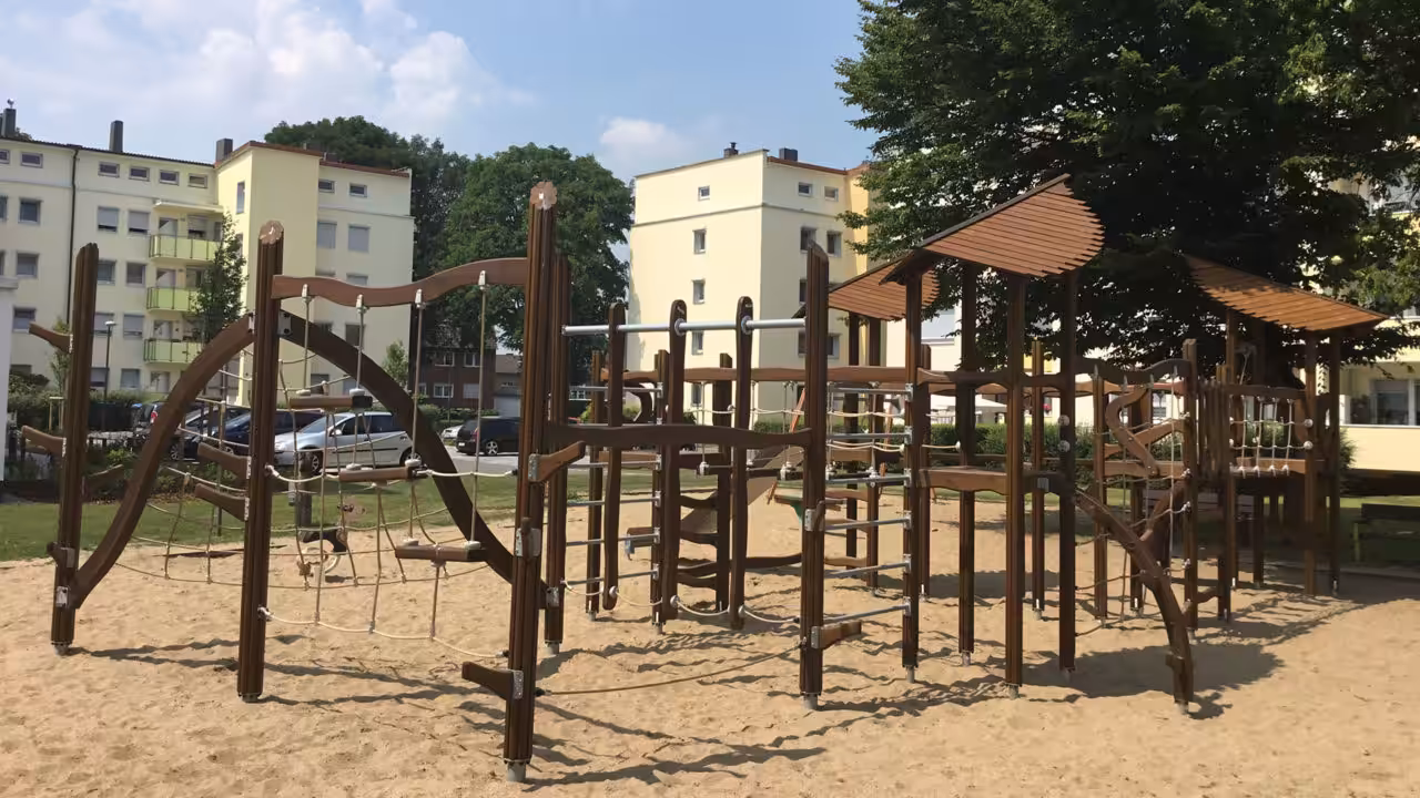 Ein Spielplatz für alle Generationen: Vom Kleinkind bis zum Schulkind – hier finden Kinder aller Altersgruppen Abenteuer und Spaß.