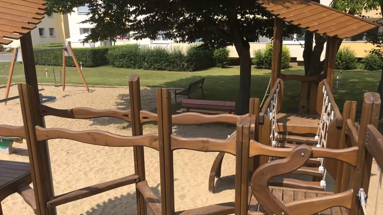 Nachhaltigkeit im Fokus: Mit Holz aus verantwortungsvoller Forstwirtschaft vereint der Spielplatz Umweltbewusstsein und Langlebigkeit.