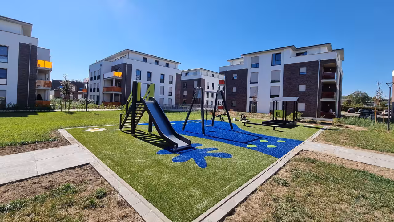 Barrierefreier Spielplatz – Ein inklusives Design, das alle Besucher einlädt, gemeinsam zu spielen und zu entdecken.