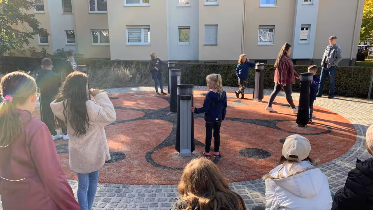 Spiel und Spaß vereint: Junge Abenteurer testen ihre Fähigkeiten auf dem neuen Highlight in der Innenstadt.