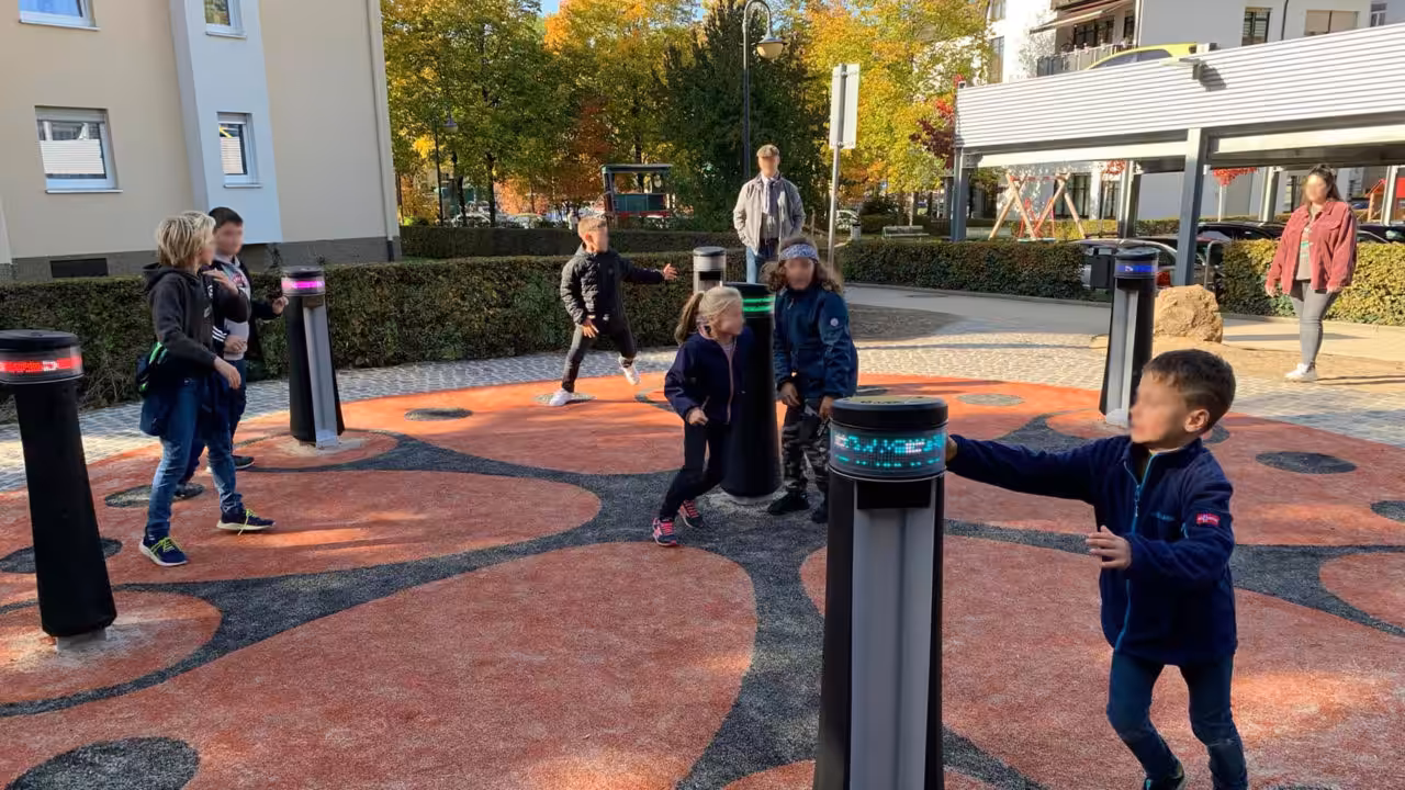 Gemeinsam aktiv: Kinder entdecken das interaktive Memo-Spielgerät im Herzen von Plettenberg