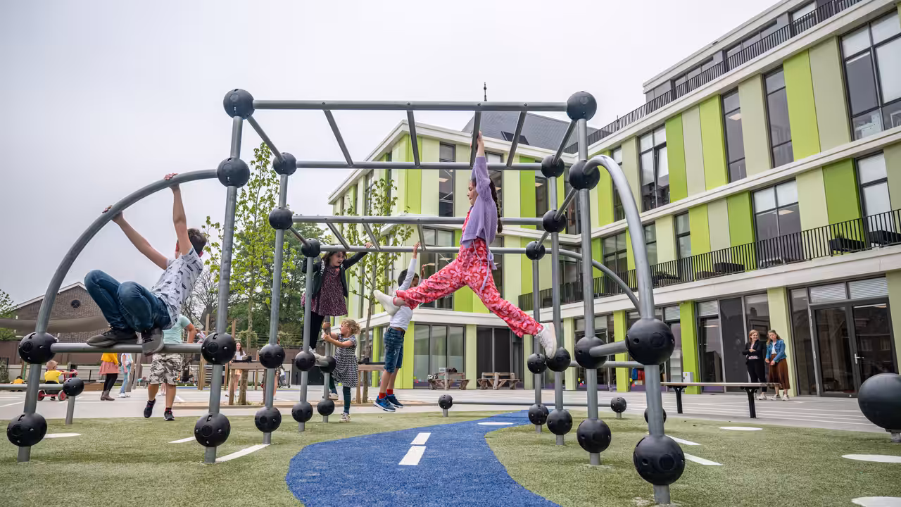 Parkour für alle Altersgruppen Die flexiblen Cloxx Parkour-Elemente bieten Herausforderungen für Schüler jeden Alters und Fitnesslevels.
