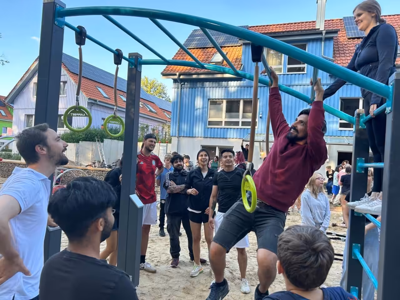 Wer ist der Stärkste Beim gemeinsamen Training messen sich Sportler und fordern sich gegenseitig heraus.