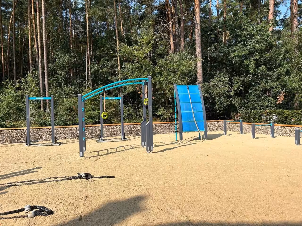 Fitness inmitten der Natur der neue Outdoor-Fitnessplatz in Rellingen lädt zum Trainieren unter freiem Himmel ein.