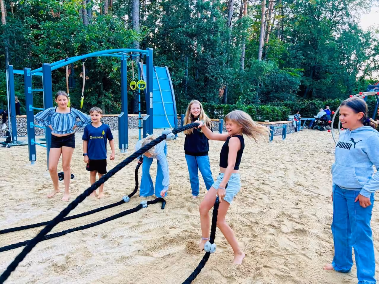 arfuß im Sand voller Energie Der Outdoor-Fitnessplatz bietet Kindern die perfekte Mischung aus Spiel und Bewegung.