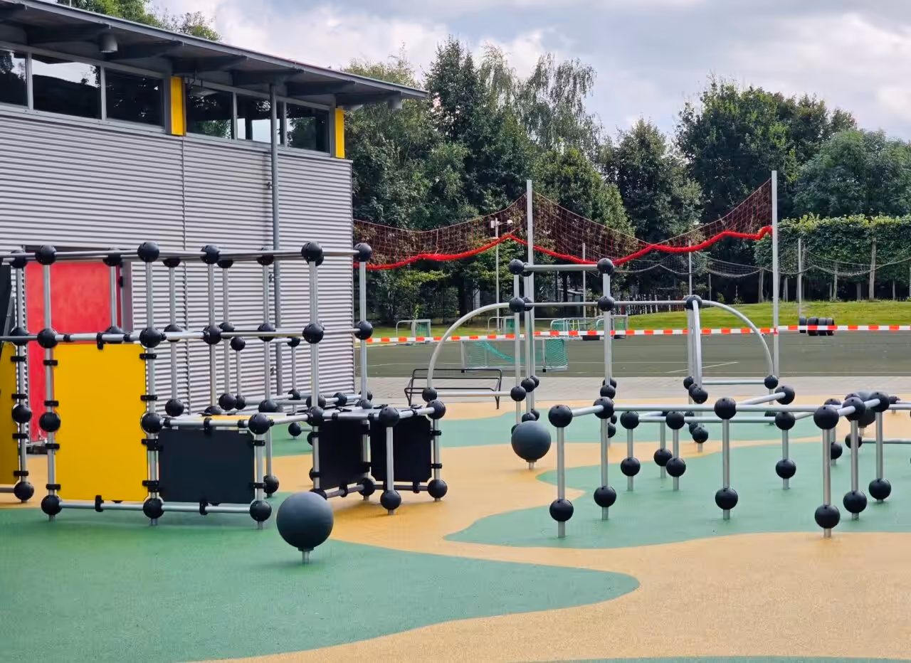 Spiel, Sport und Lernen vereint – der neue Schulhof bietet vielseitige Möglichkeiten für aktive Pausen.