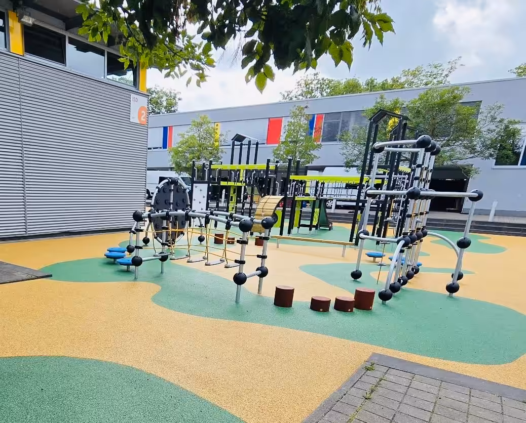 Parkour für Schüler – hier lernen Kinder spielerisch ihre Grenzen zu überwinden und ihre Koordination zu verbessern.