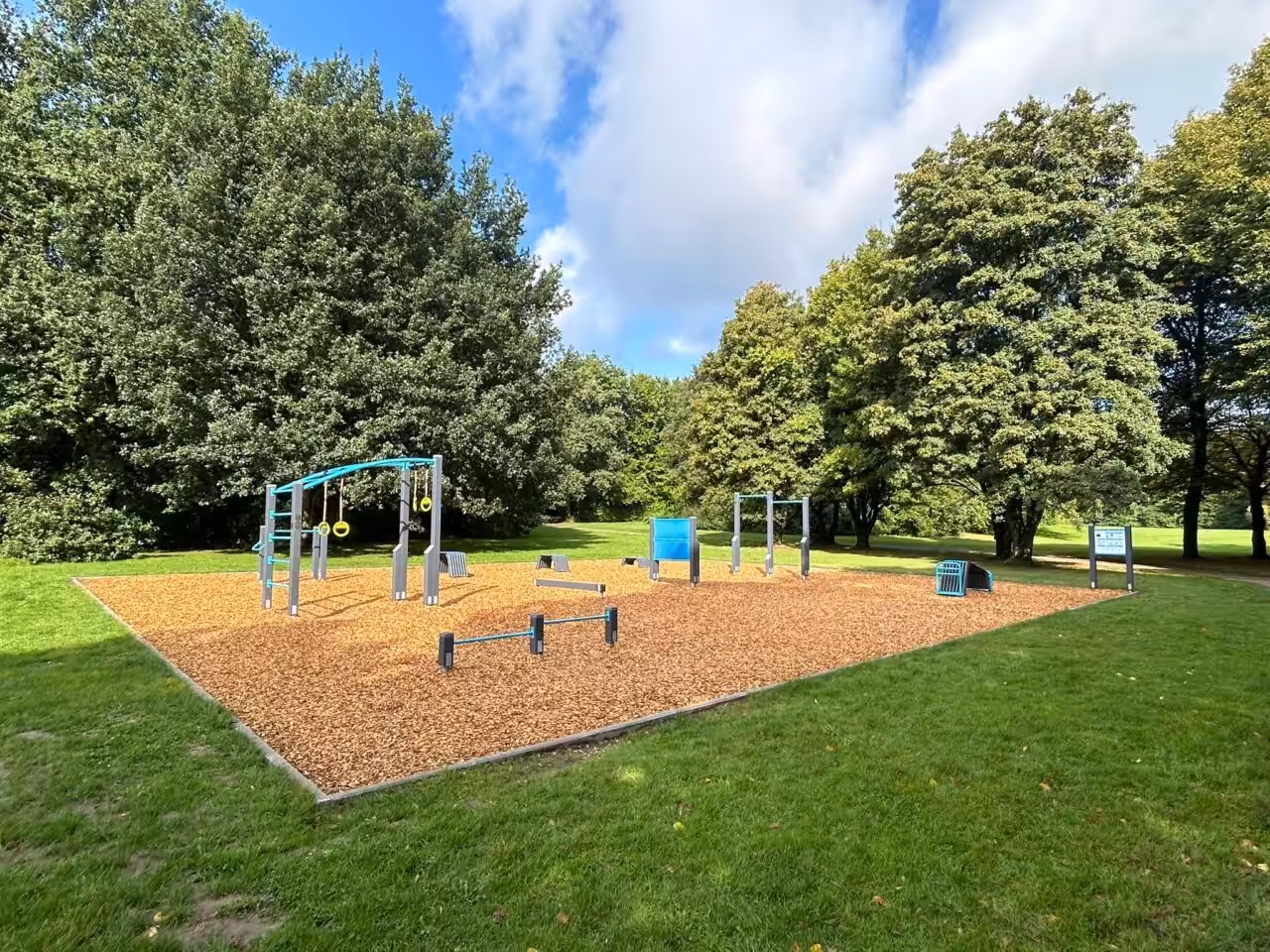 Trainieren unter freiem Himmel – der neue Fitnessplatz im Backumer Tal lädt alle Generationen zum Bewegen ein.