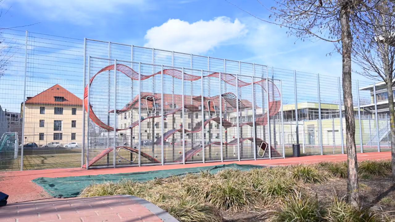 Platzsparender Spielspaß – Wall-Holla nutzt den Schulhof optimal und bietet Kindern vielfältige Bewegungsmöglichkeiten.