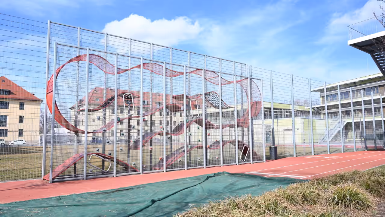 Spielplatz auf mehreren Ebenen – die durchdachte Bauweise macht Wall-Holla zu einer idealen Lösung für begrenzte Flächen.